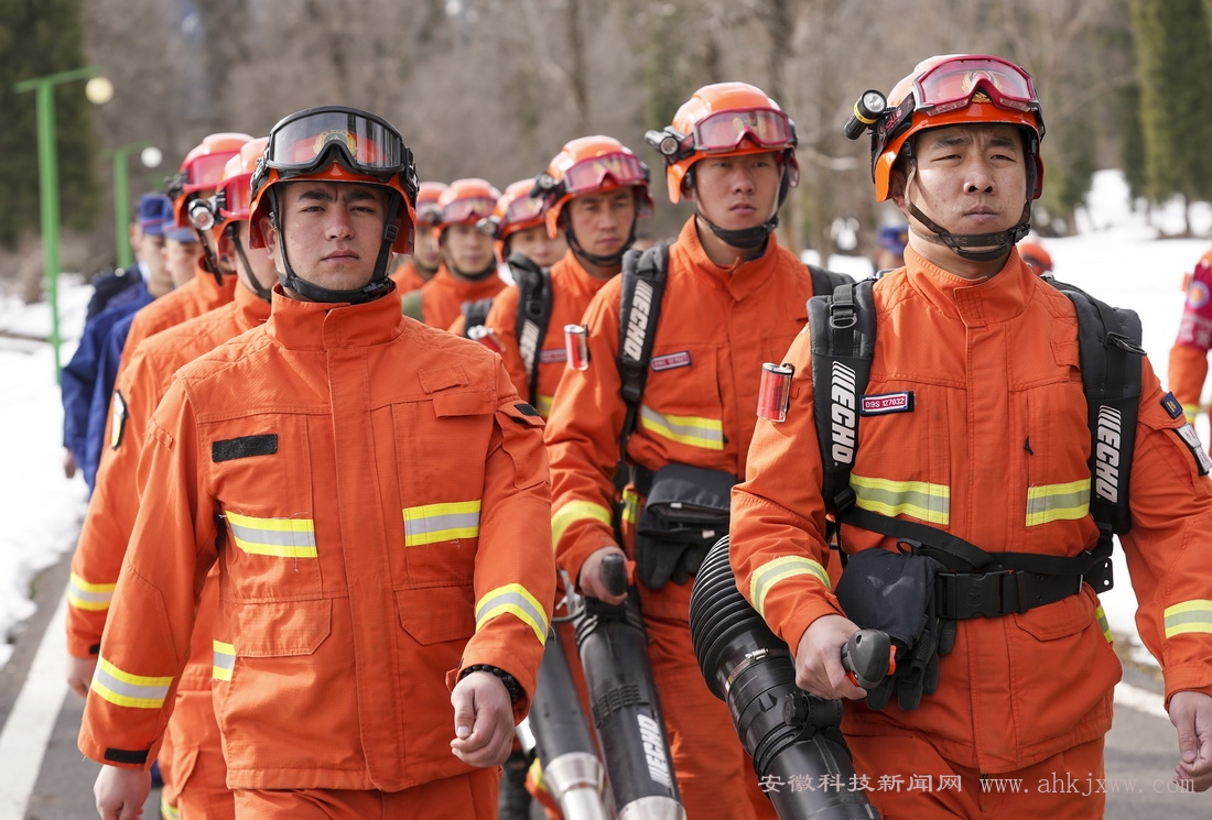 3月15日，巩留县森林消防大队联合当地多个部门的应急消防人员在库尔德宁林区内行进。