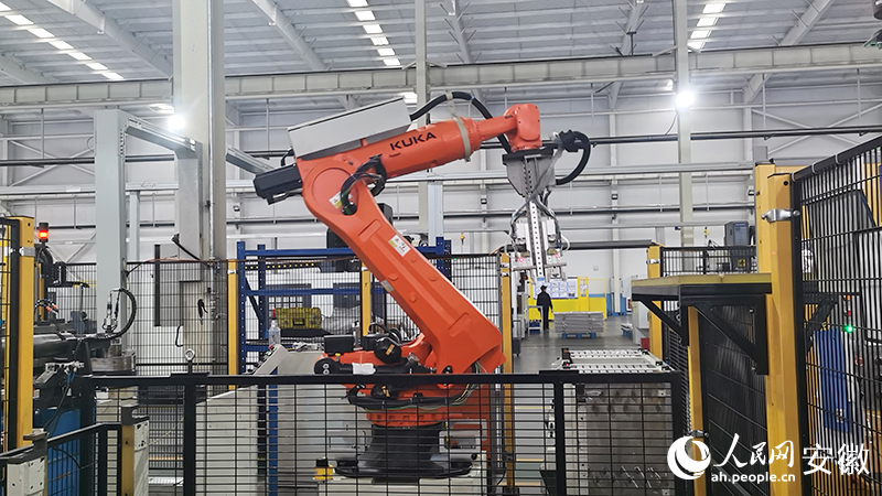 安安新材车间机器人正在生产。人民网 胡雨松摄