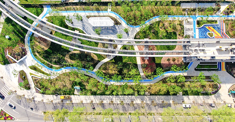 利用轻轨桥下空间建起的口袋公园。芜湖市城管局供图
