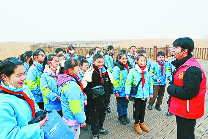 小学生们参观滨江生态湿地