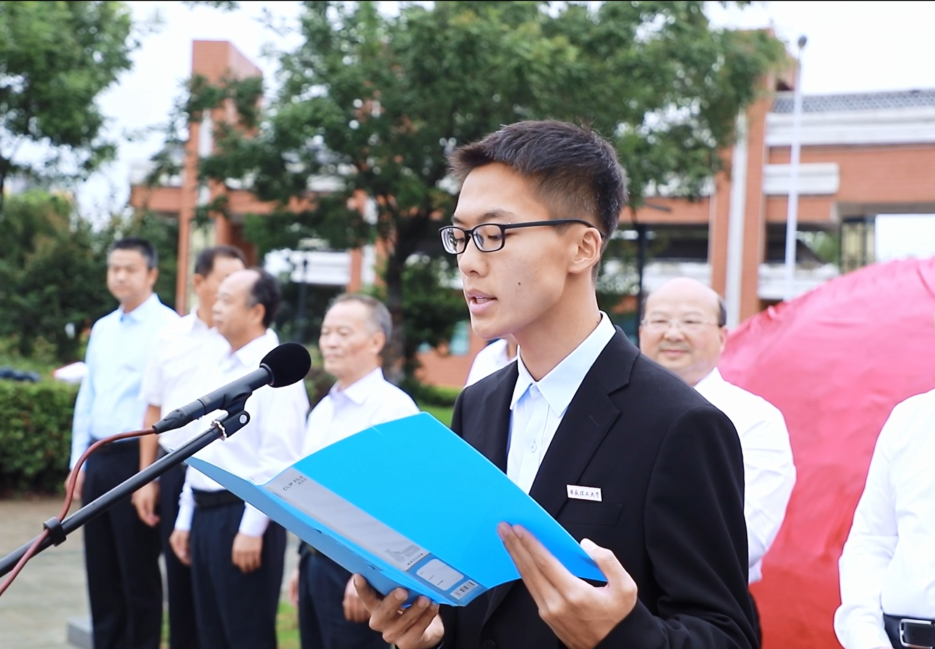 李振忠发言在校生代表,土木工程2022级4班本科生李振忠发言.