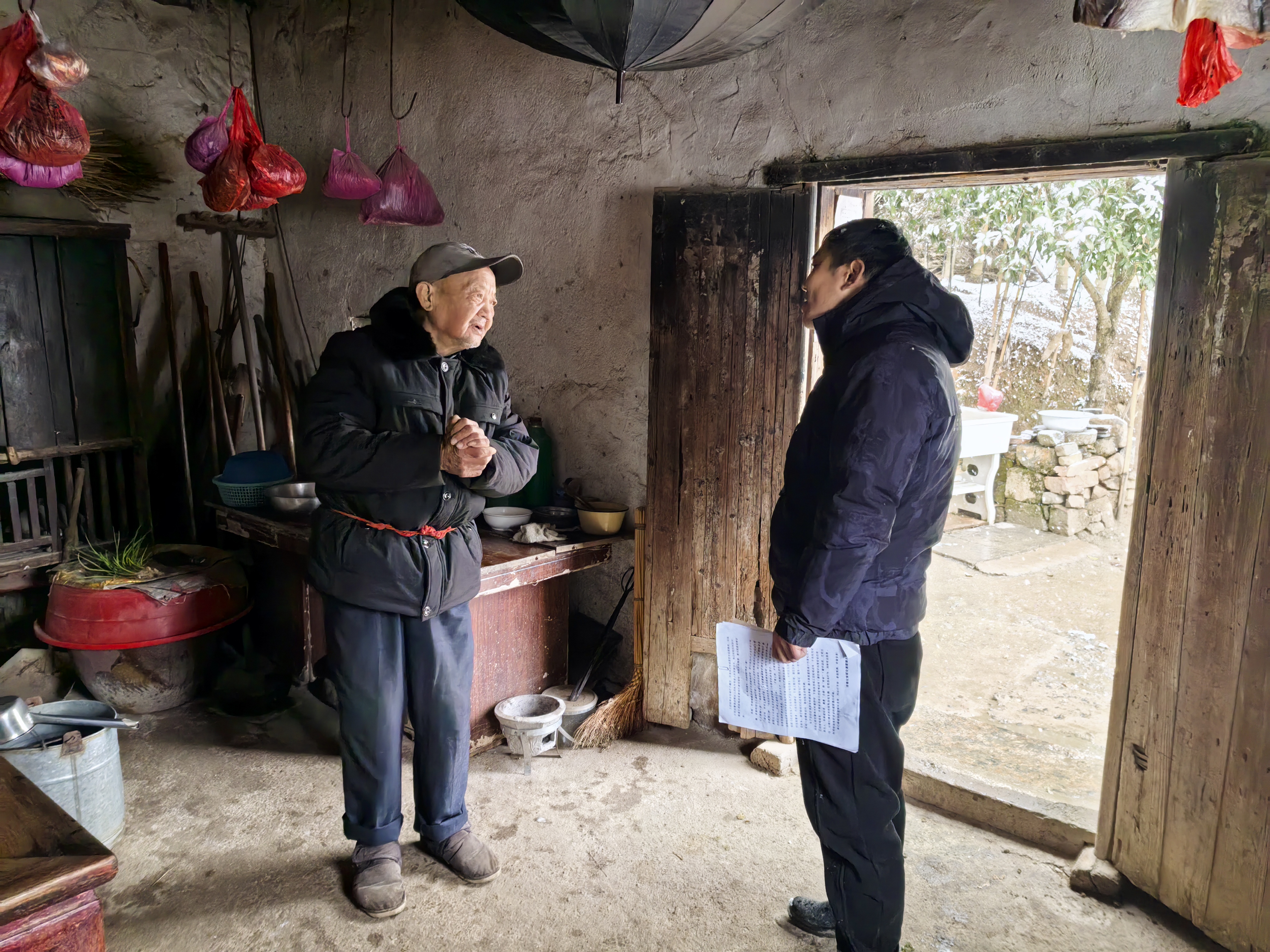 泾县榔桥镇白华村:心系独居老人,雨雪天走访温暖人心_聚焦县区_安徽