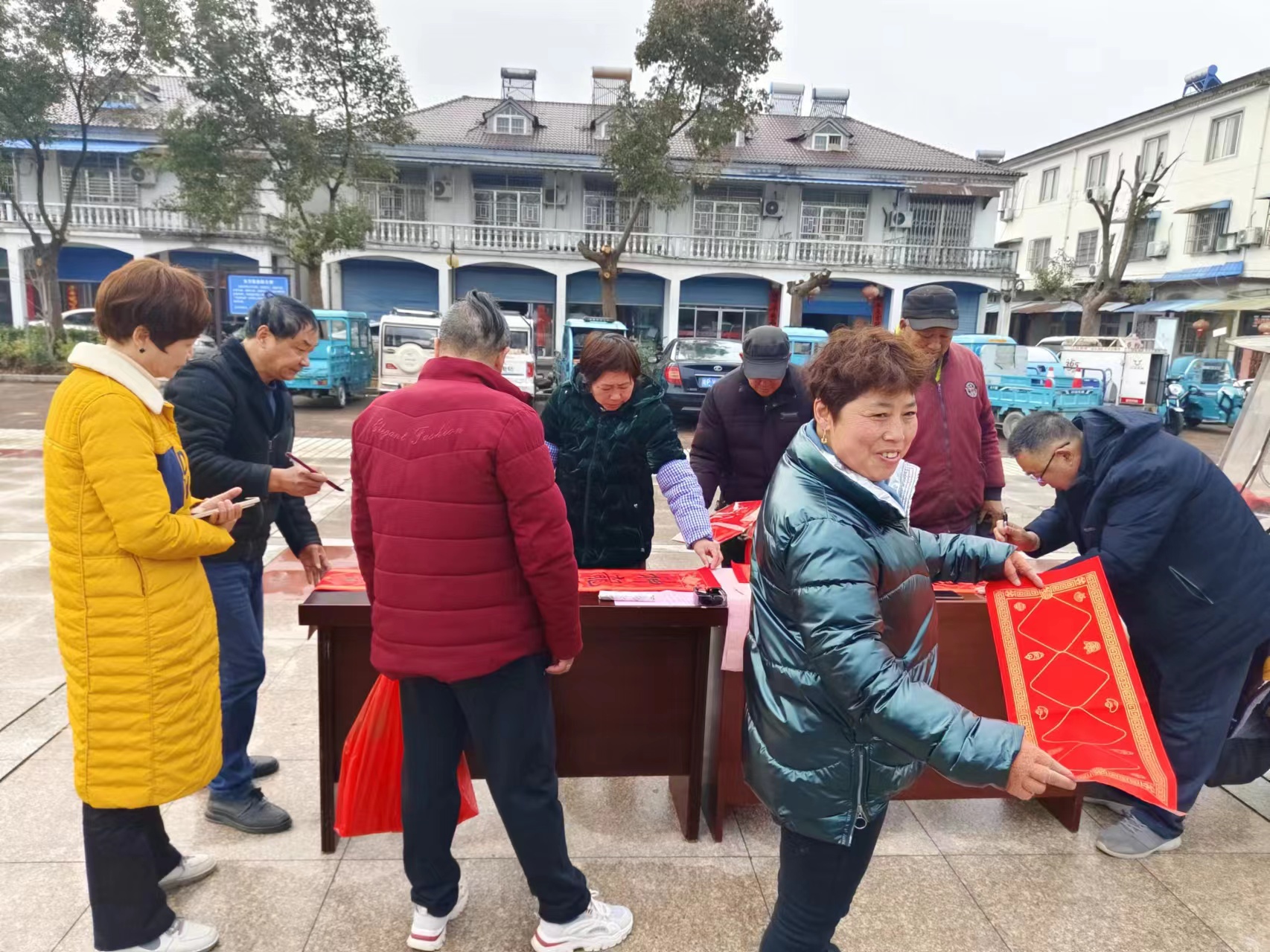 泾县榔桥镇老年学校:开展"翰墨书香,送福进万家"写春联活动_聚焦县区