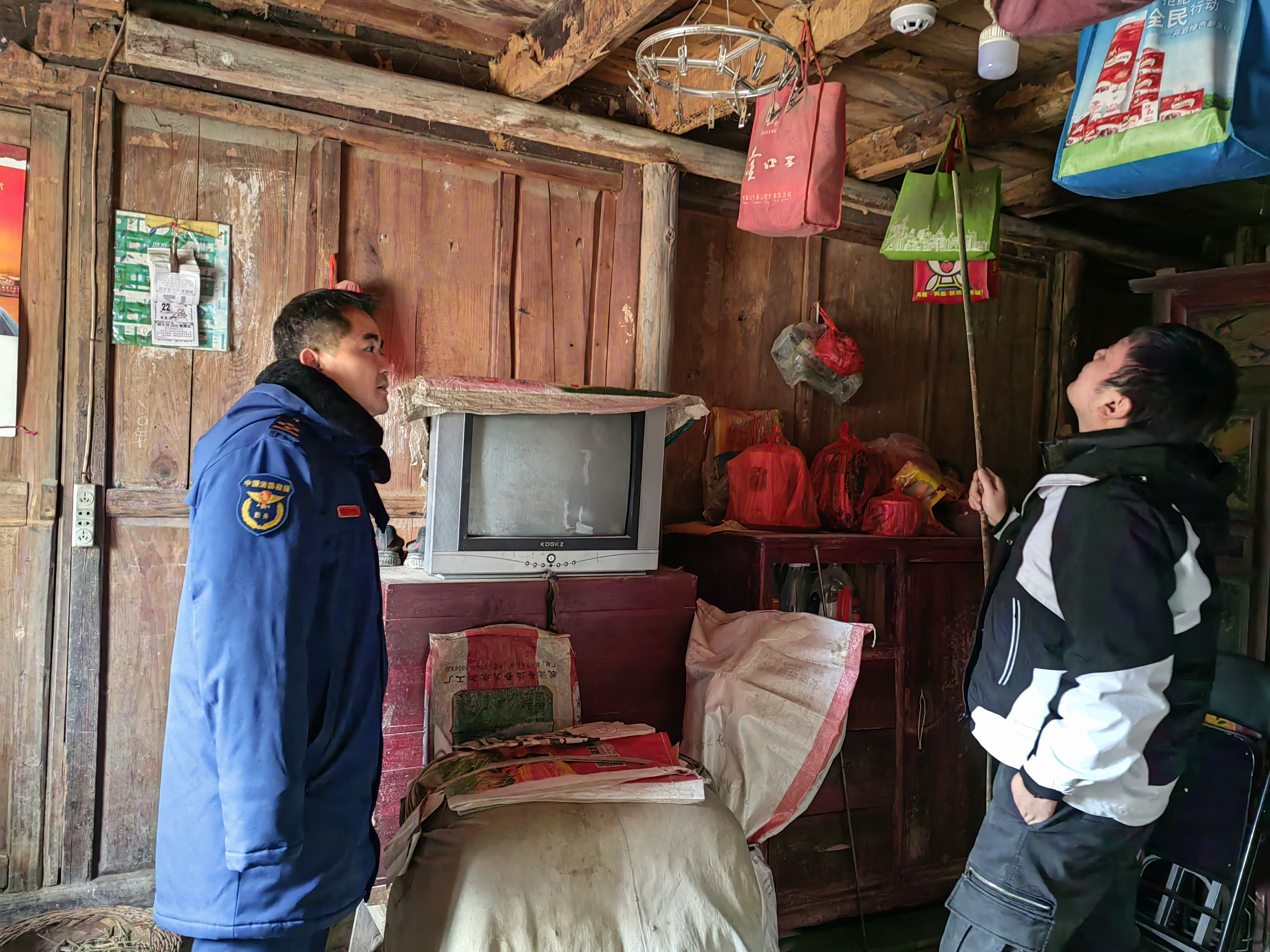 泾县榔桥镇:走访探视独居老人 宣传安全用火用电